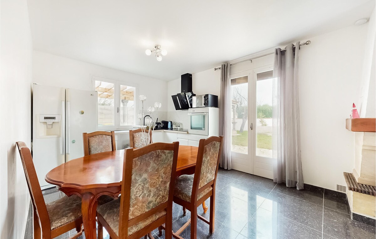 Pet friendly home in Médis with kitchen