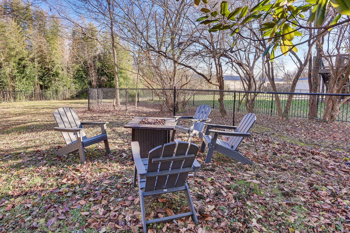 Pet-Friendly  Shelbyville Home w/ Fire Pit!