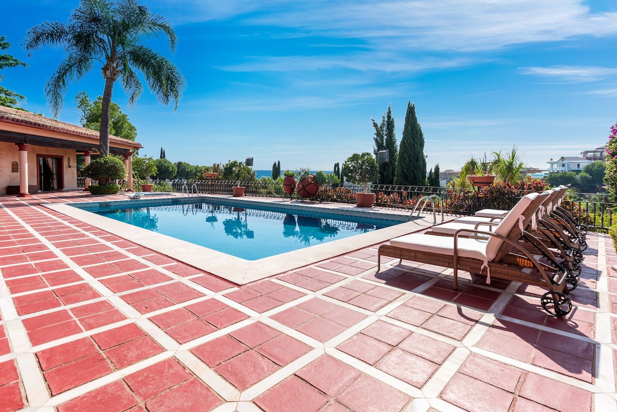 Villa Palm Ridge - An extraordinary 9-bed Estate!
