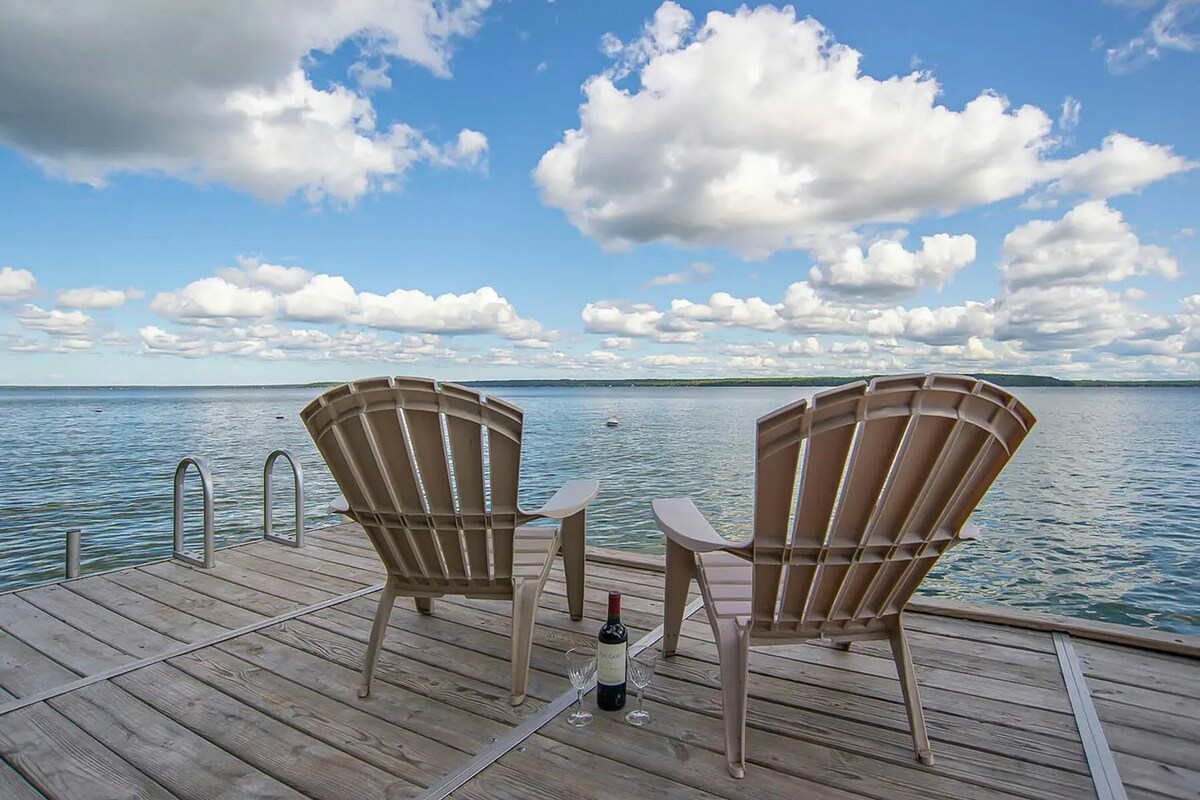 8BR lakefront house with cottages, fire pit & dock