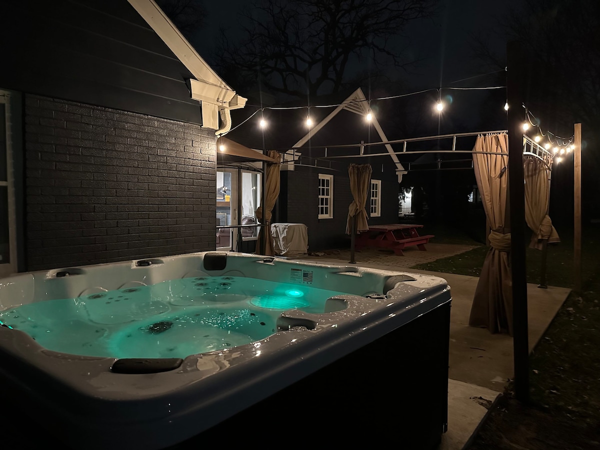 HOT TUB - KING Suite - Game Room - Large Groups
