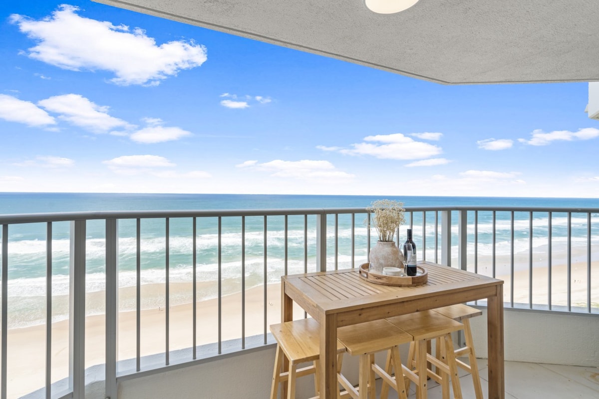 Beachfront Renovated 180° view 3BR *Parking/Pool*