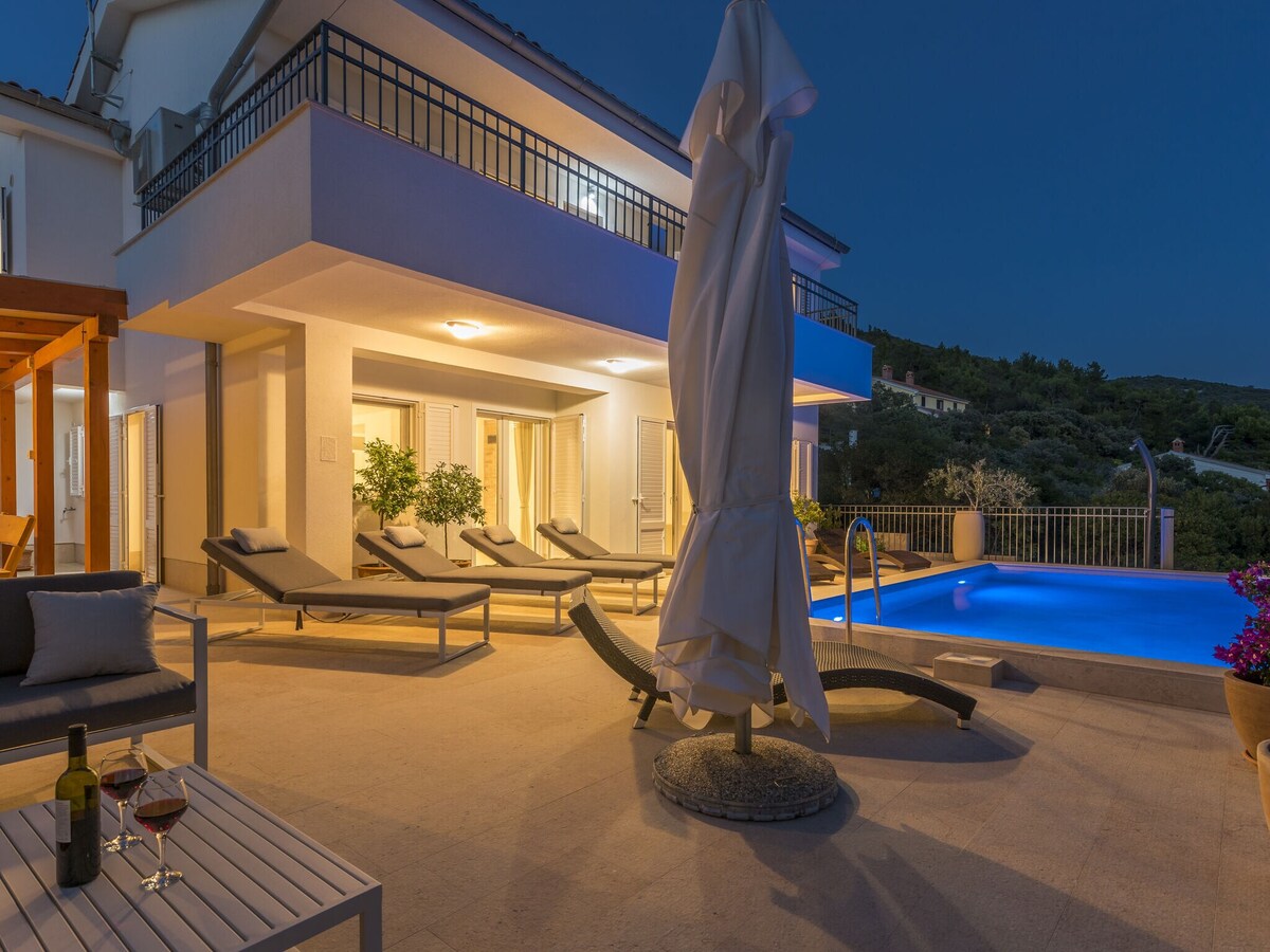 Modern Villa in Cres with Pool