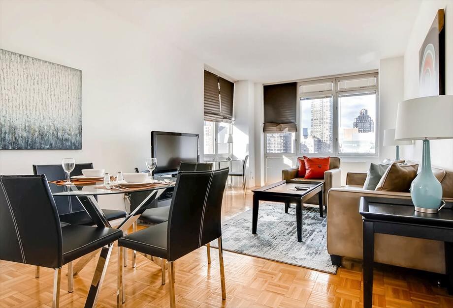 Spacious 2BR | Kitchen | Desk| Upper East Side