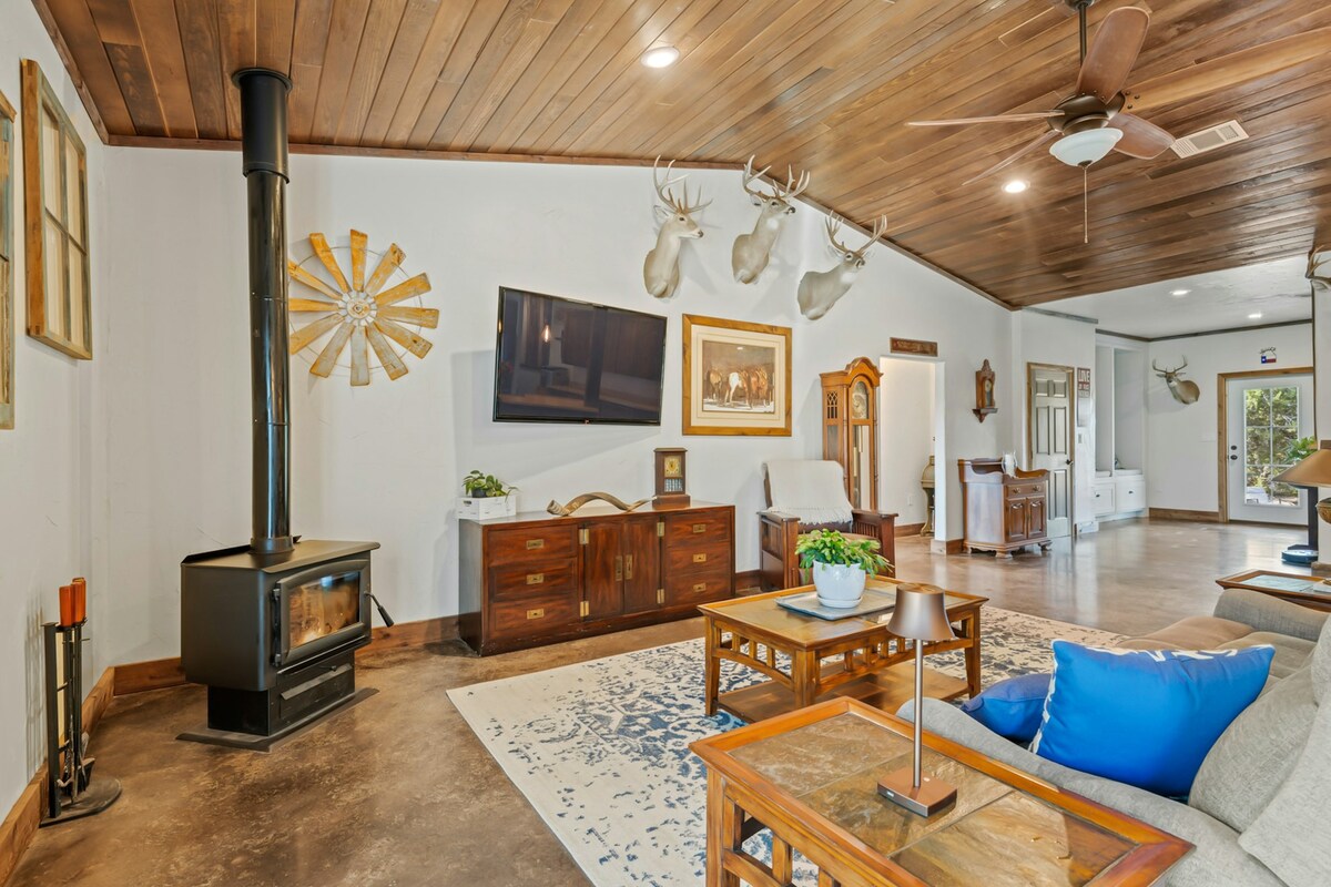 4BR ranch with game room, W/D, & firepit