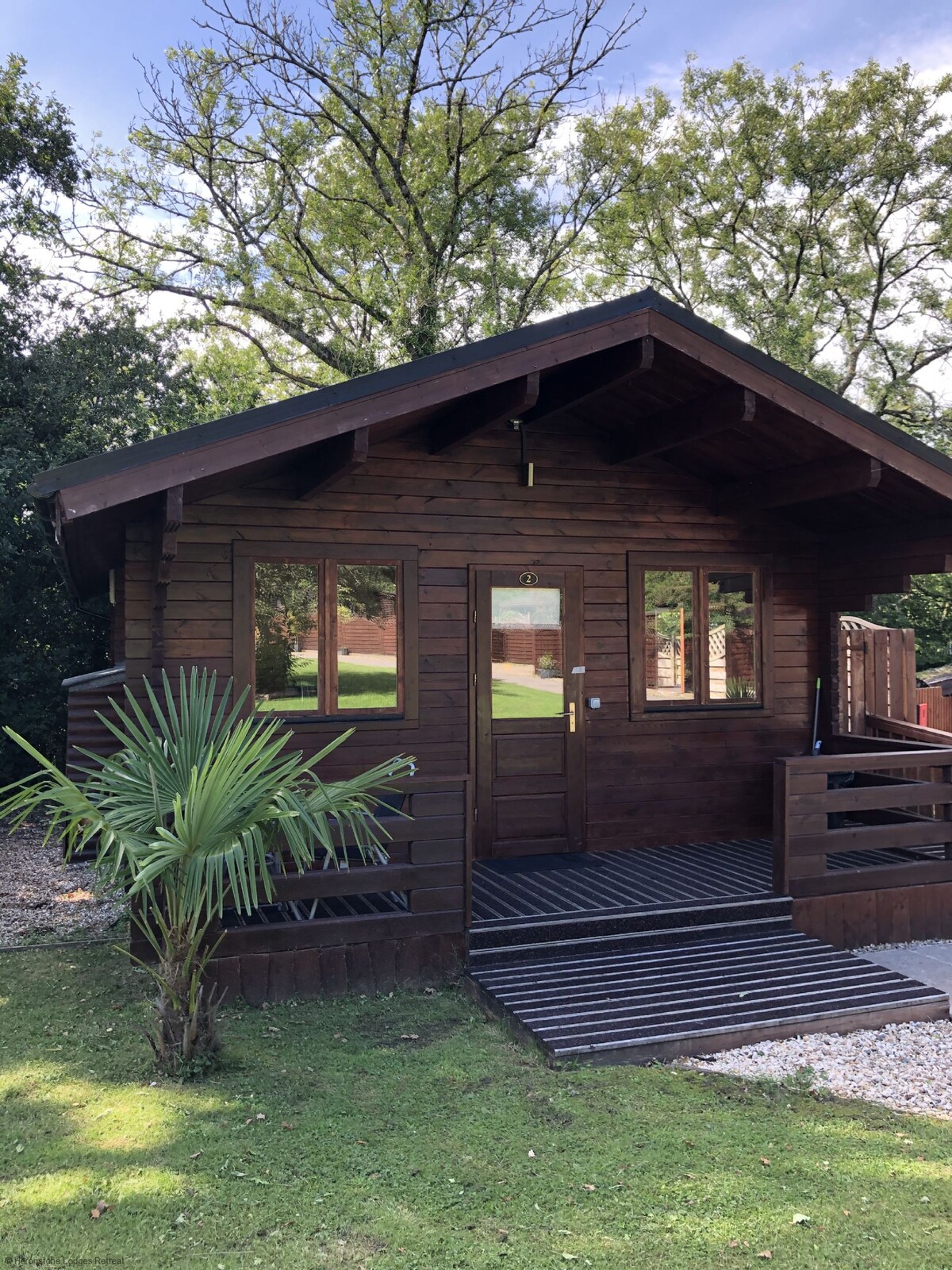 Pheasant Lodge with private covered hot tub