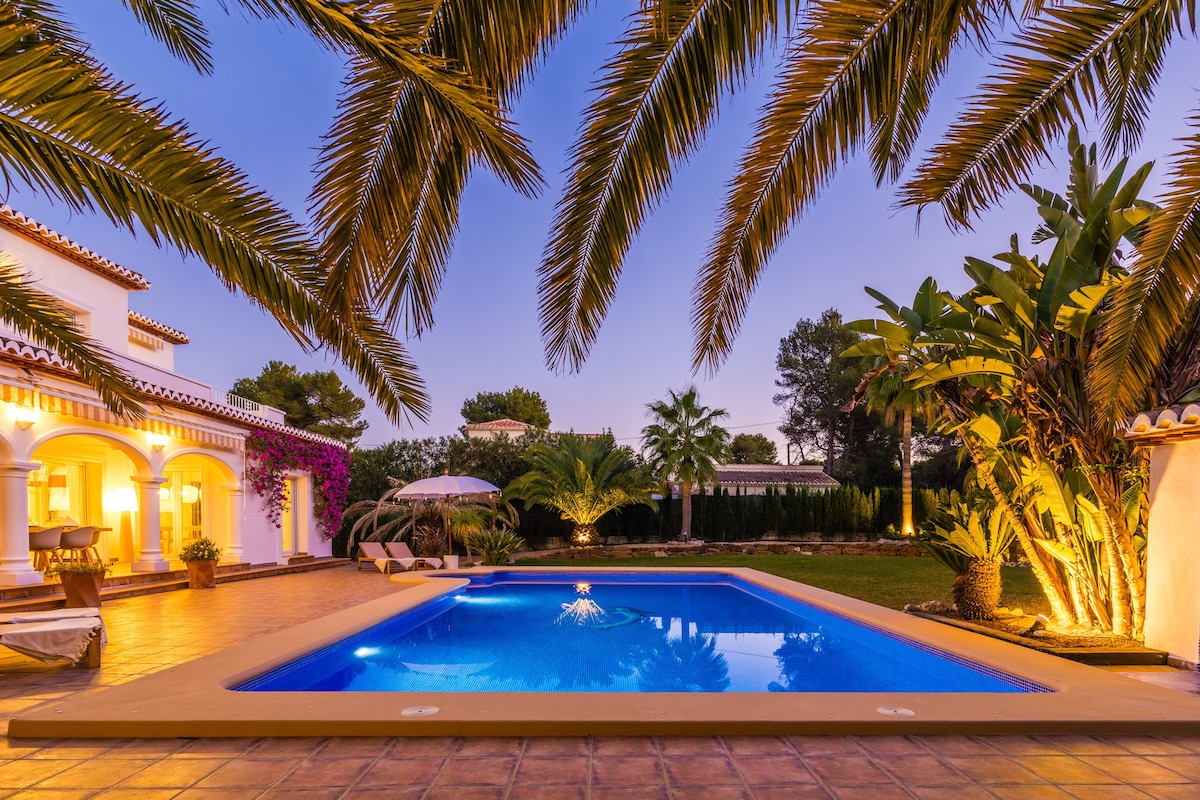 Beautiful 4 Bedroom Family Villa