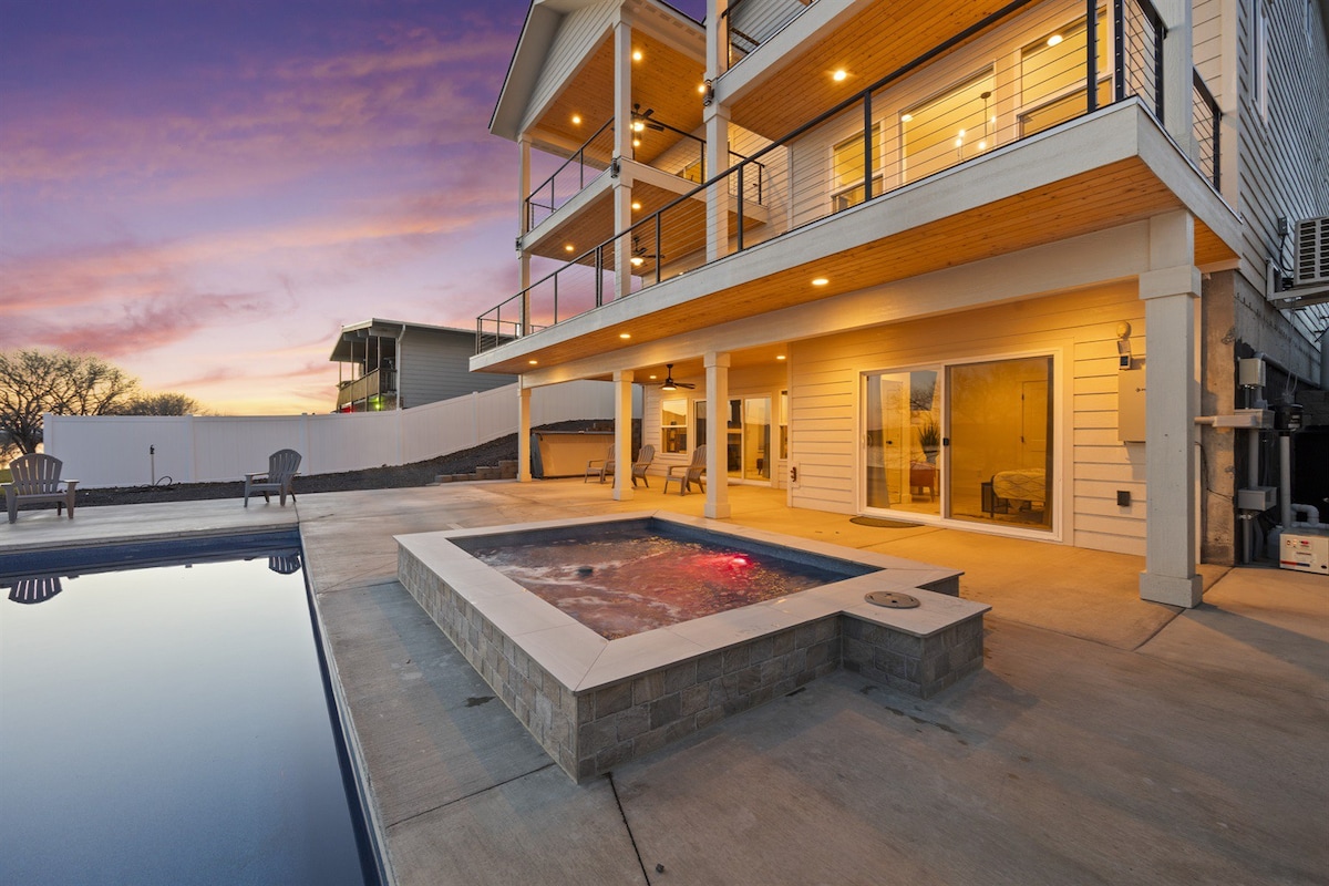 Peninsula Point - Lakefront Heated Pool & Hot Tub