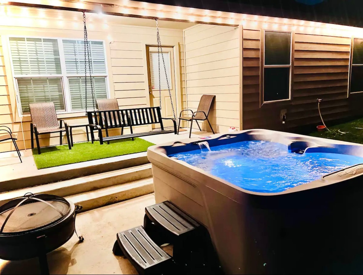 Large Hot Tub House by Seaworld & Lackland