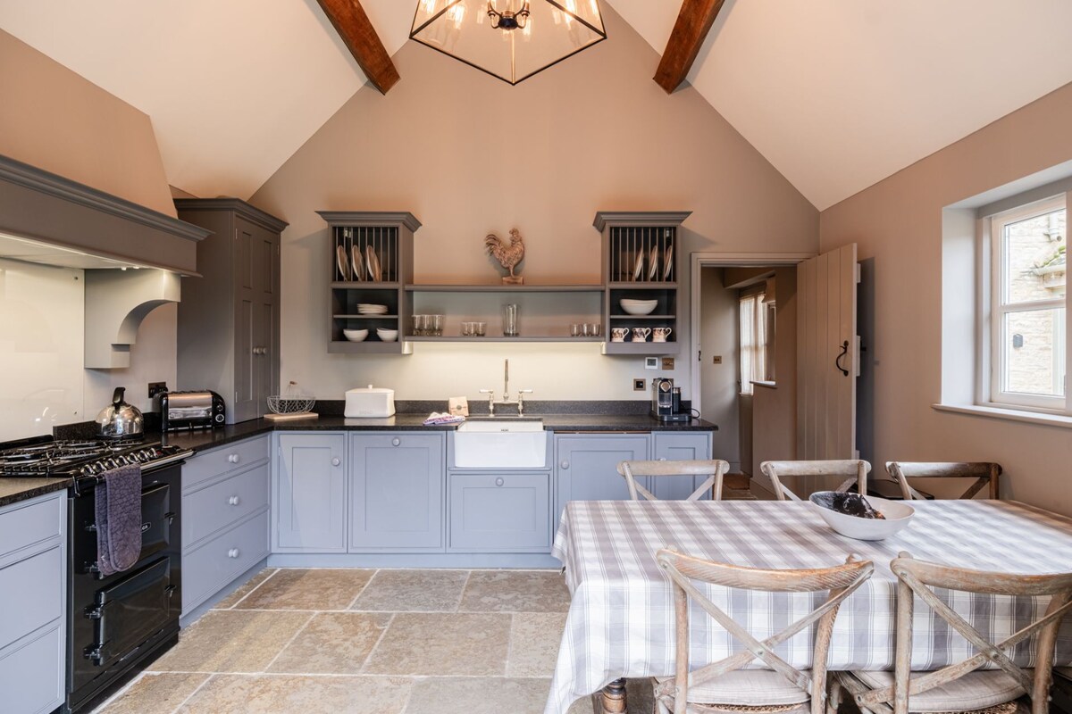 Elegantly presented dog friendly -Dovecote Cottage