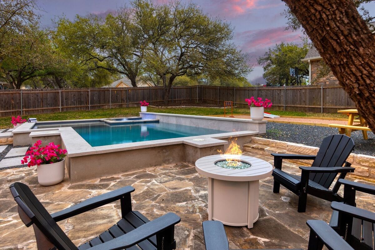 Downtown | Pool | Hot Tub | Fire Pit | Sleeps 16