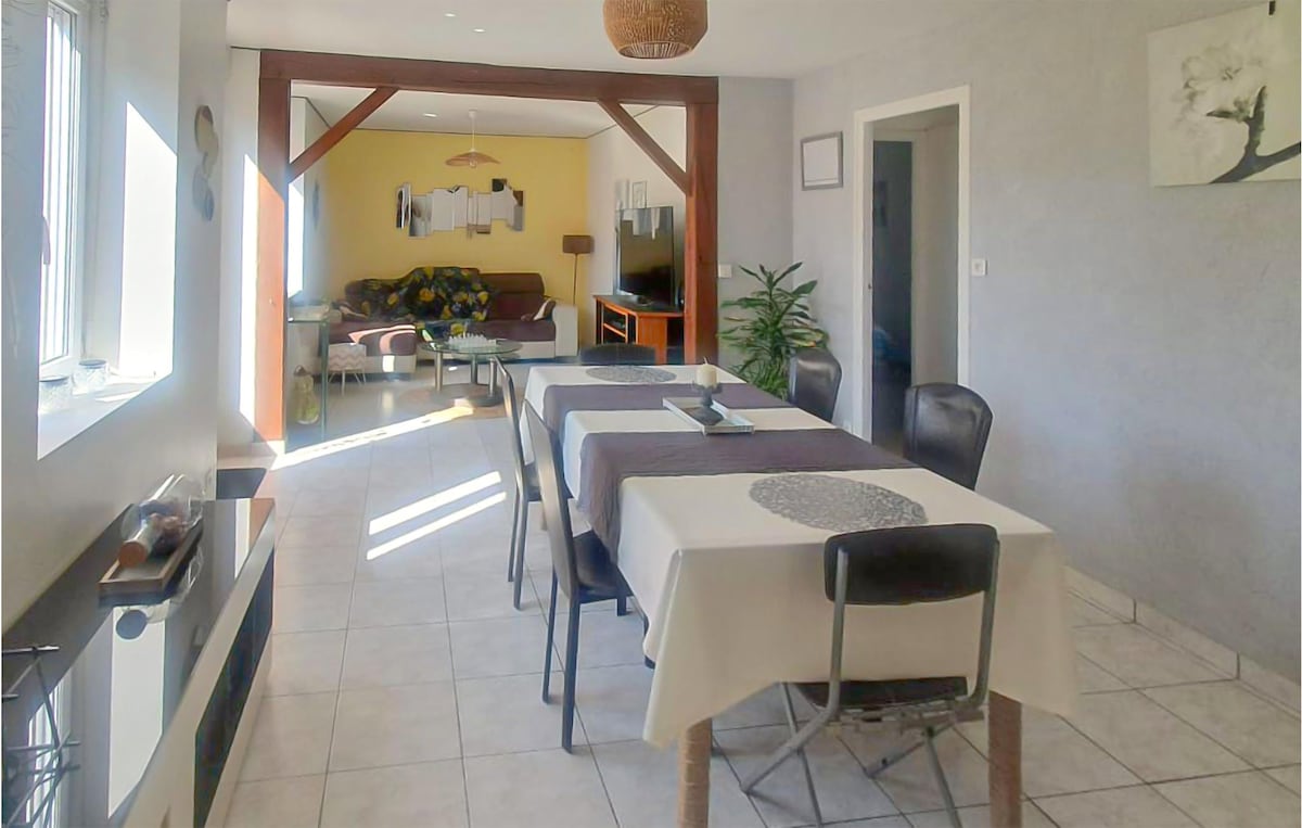 Awesome home in Chaumes-en-Retz with kitchen