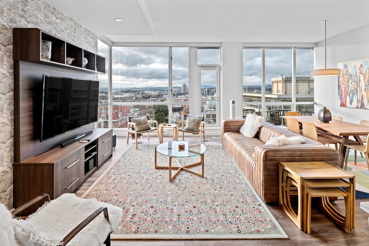 Luxury Downtown Condo with Stunning Views!