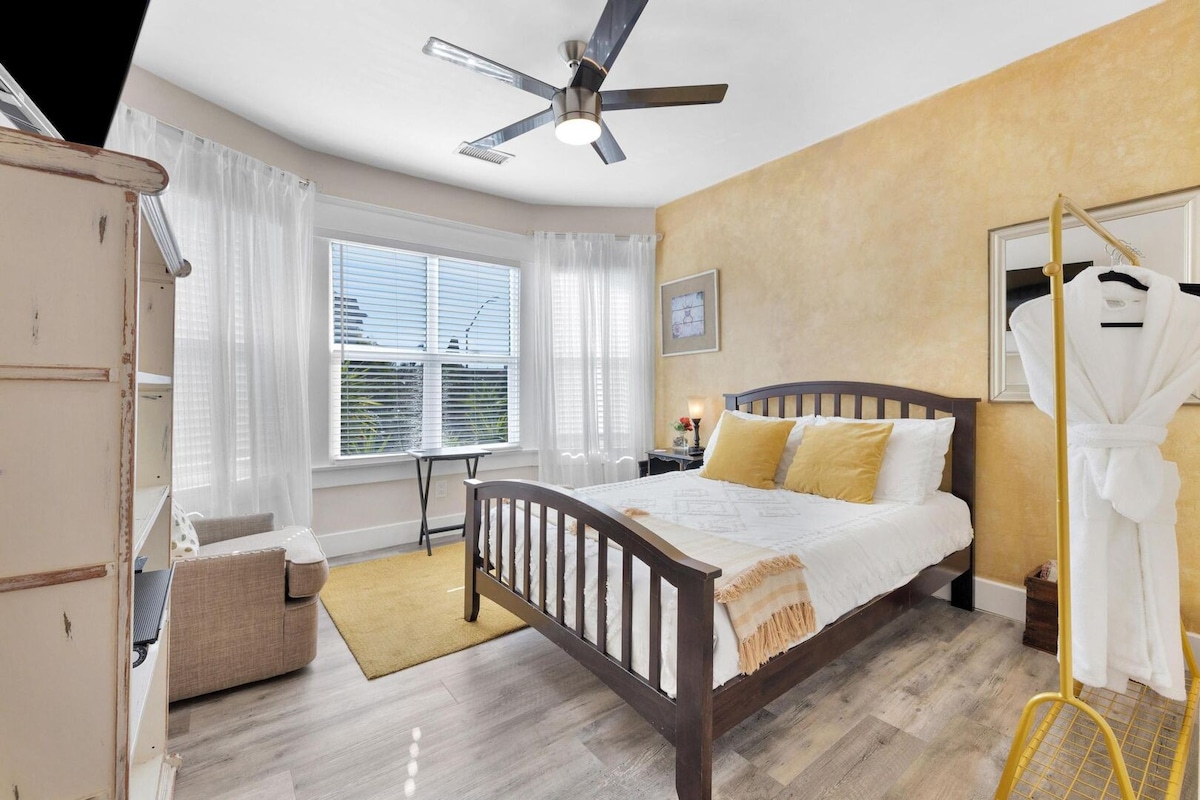 New! CoLiVilla 12 BD - Sleeps up to 21 Guests!