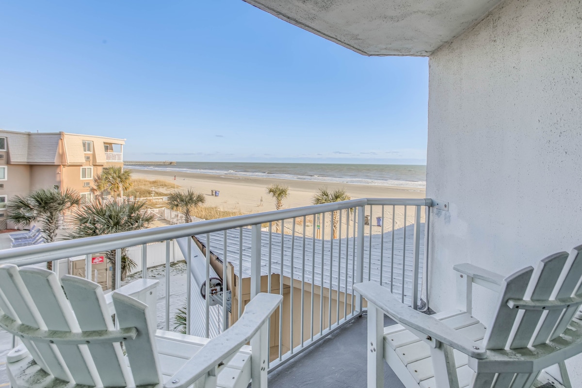 Oceanfront Myrtle Beach Studio w/ Pool Access!