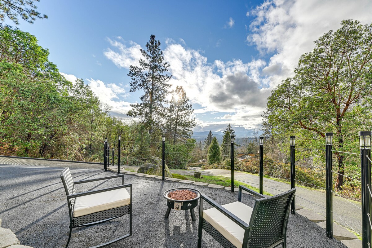 Grants Pass Retreat w/ Hot Tub & Mountain Views!