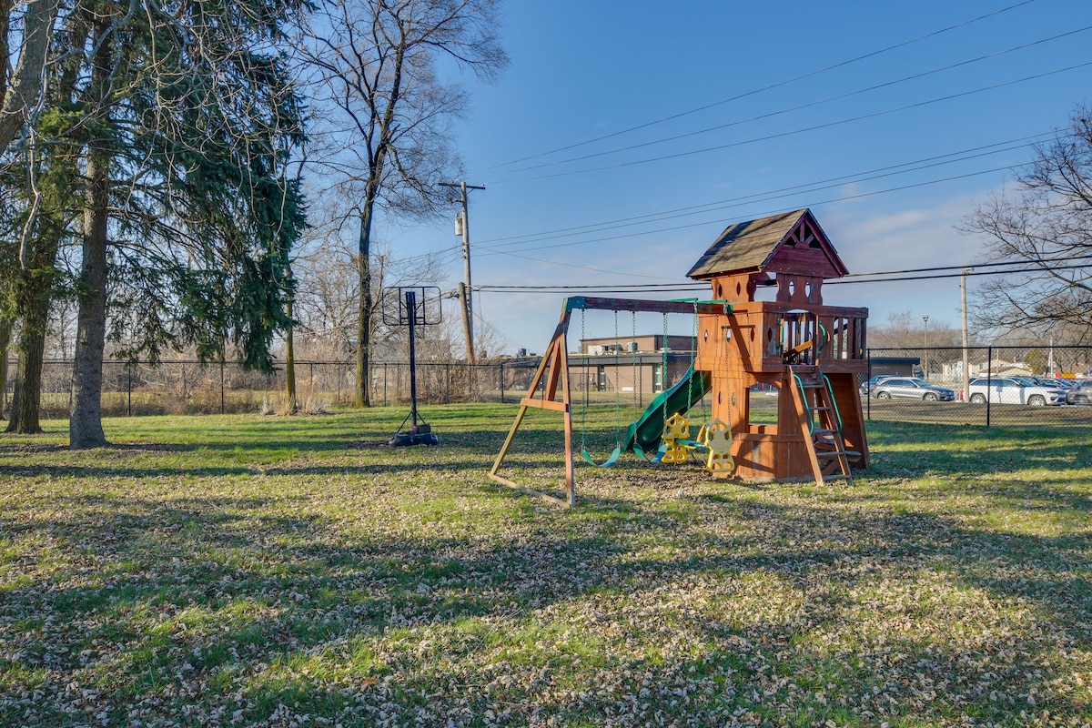 Country Club Hills Home w/ Charcoal Grill + Yard!