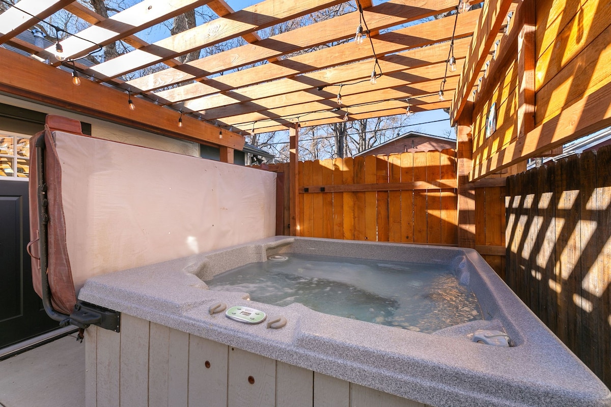老城区度假屋，带热水浴缸–距离加州大学仅几步之遥！
