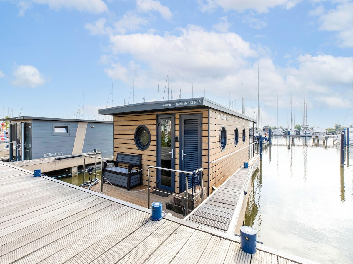 沃伦丹码头（ Volendam Marina ）舒适的船屋
