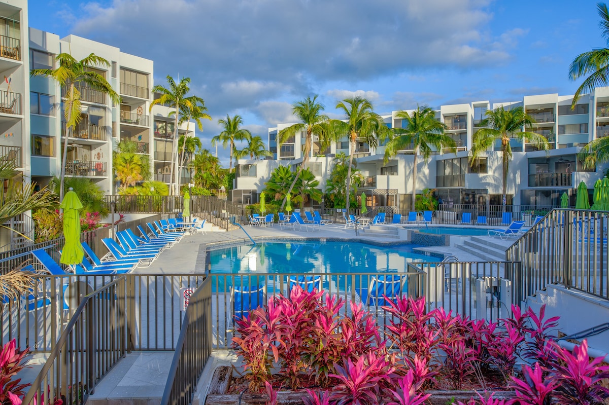 Spacious 2 br/1.5ba w/pool and sunset view!