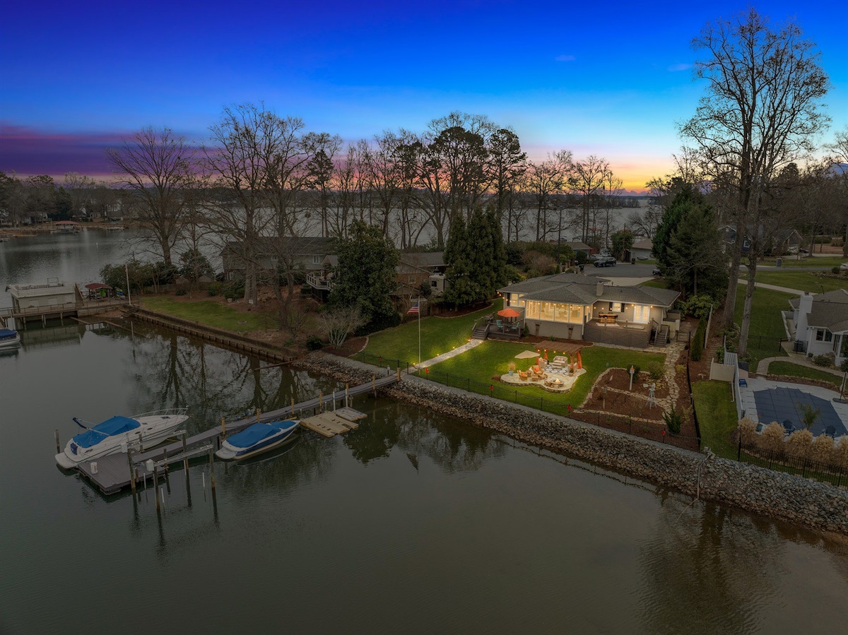 Hot Tub, Kayaks, Lakefront, Firepit, 5-Star Views!