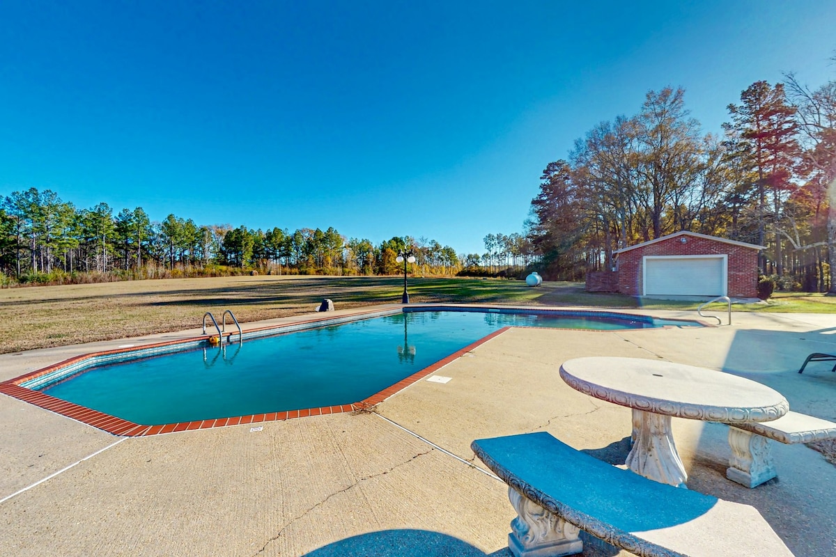 8BR property with pool, ponds, game tables, grills