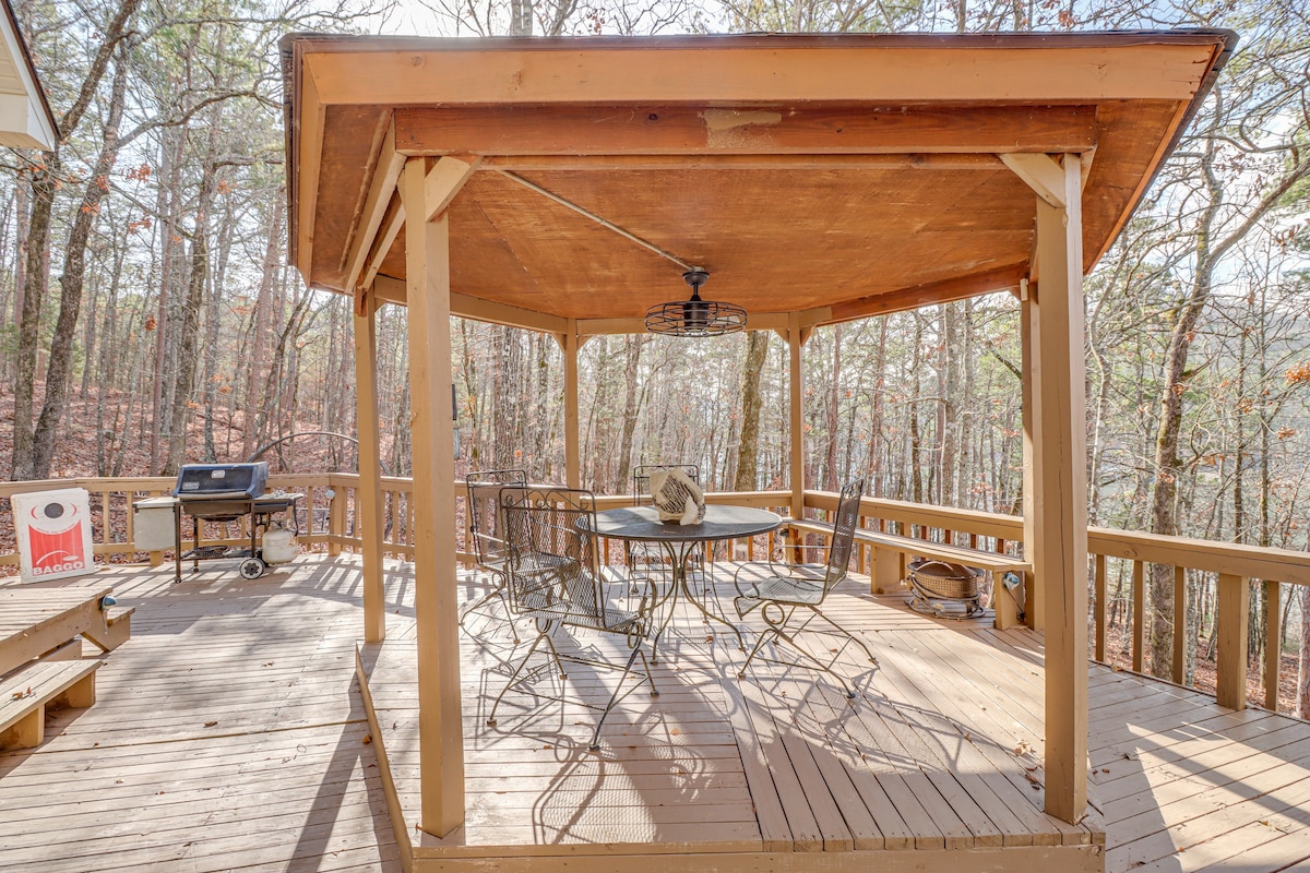 Lakefront Arkansas Home w/ Deck, Grill & Cornhole!