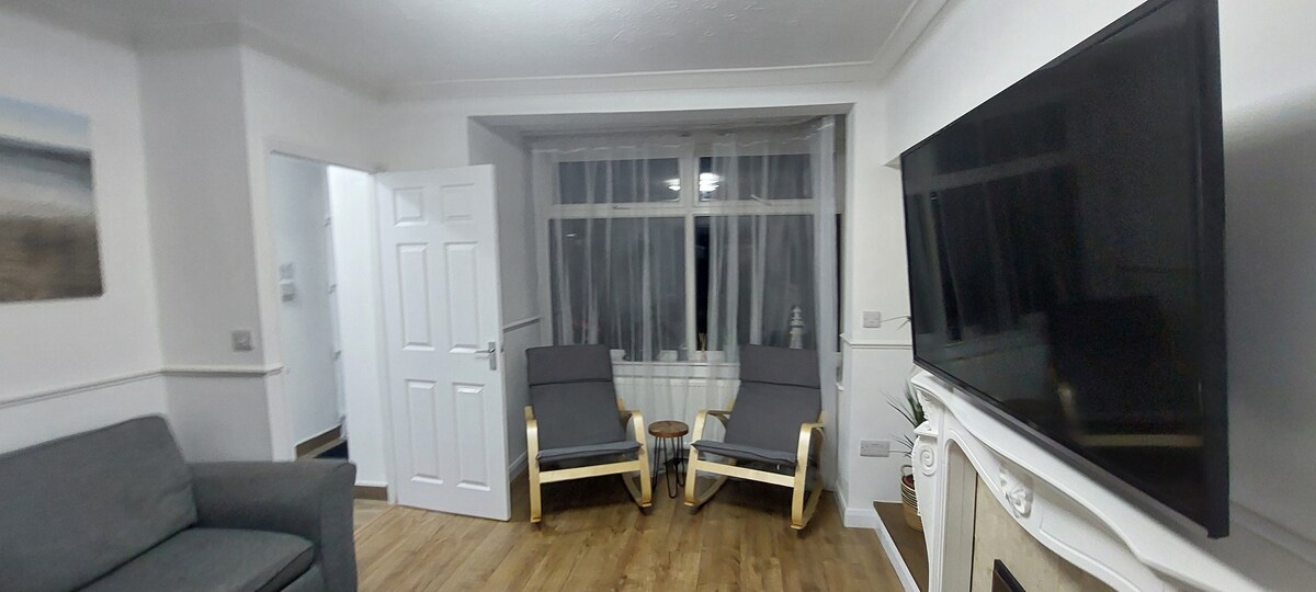 Immaculate 3-Bed House in Hull