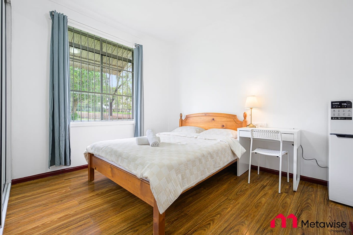 MetaWise/Parramatta Cozy Room with Furniture WIFI