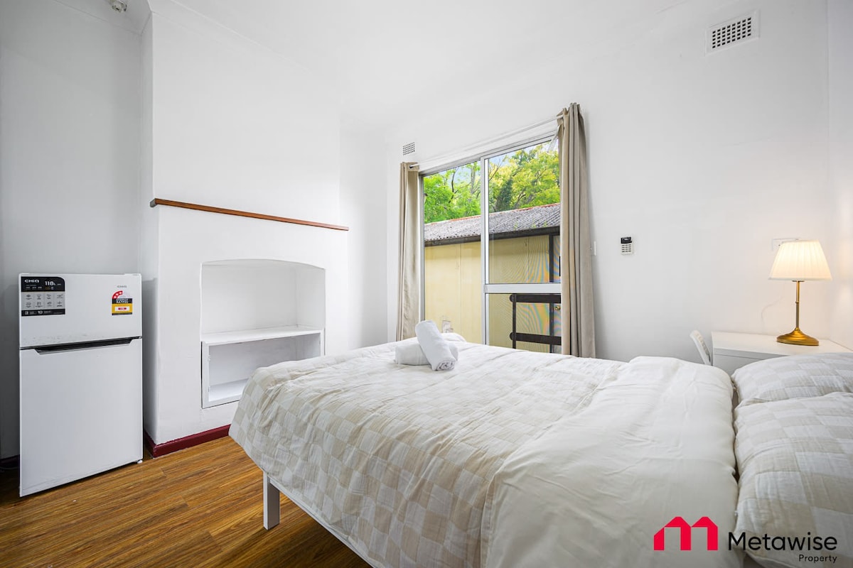 MetaWise/Parramatta Cozy Room with Furniture WIFI