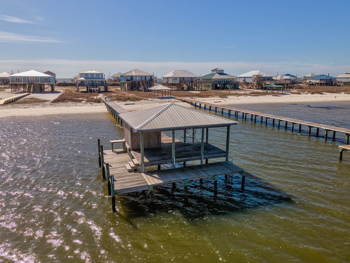 BayFront, white sandy beach. Pier.