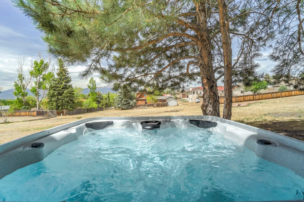 5BR House with Hot Tub, Peak Views in Colorado Spr
