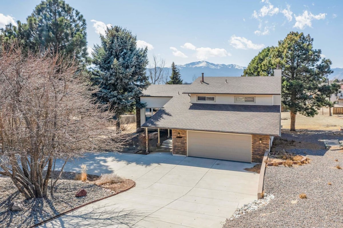 5BR House with Hot Tub, Peak Views in Colorado Spr