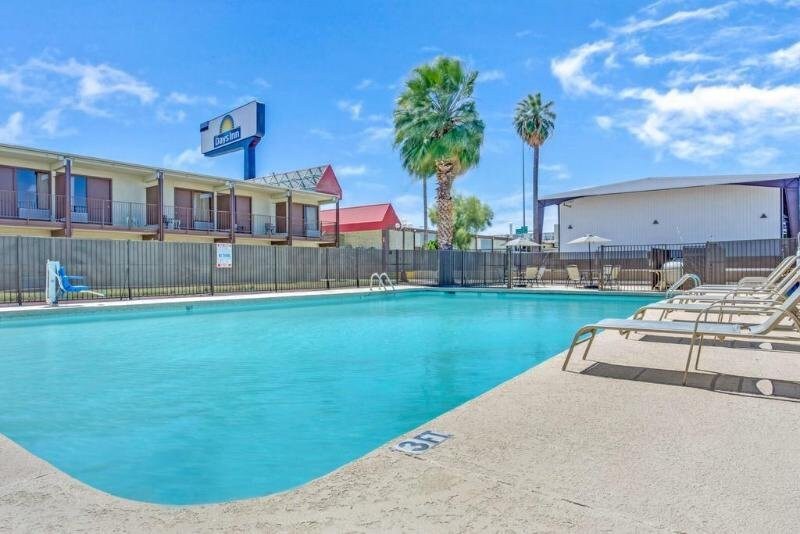 Comfort and Convenience! Outdoor Pool, Parking