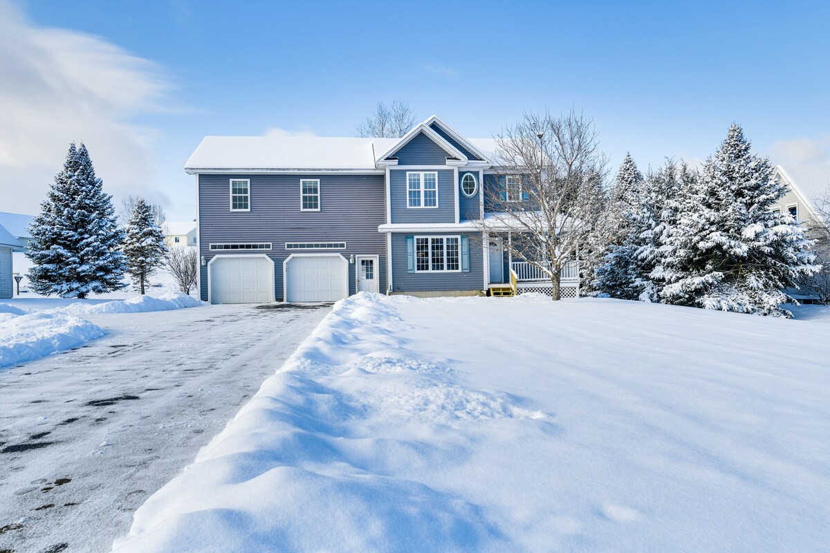 Spacious Family Home w/ Deck & Yard: 5 Mi to Stowe