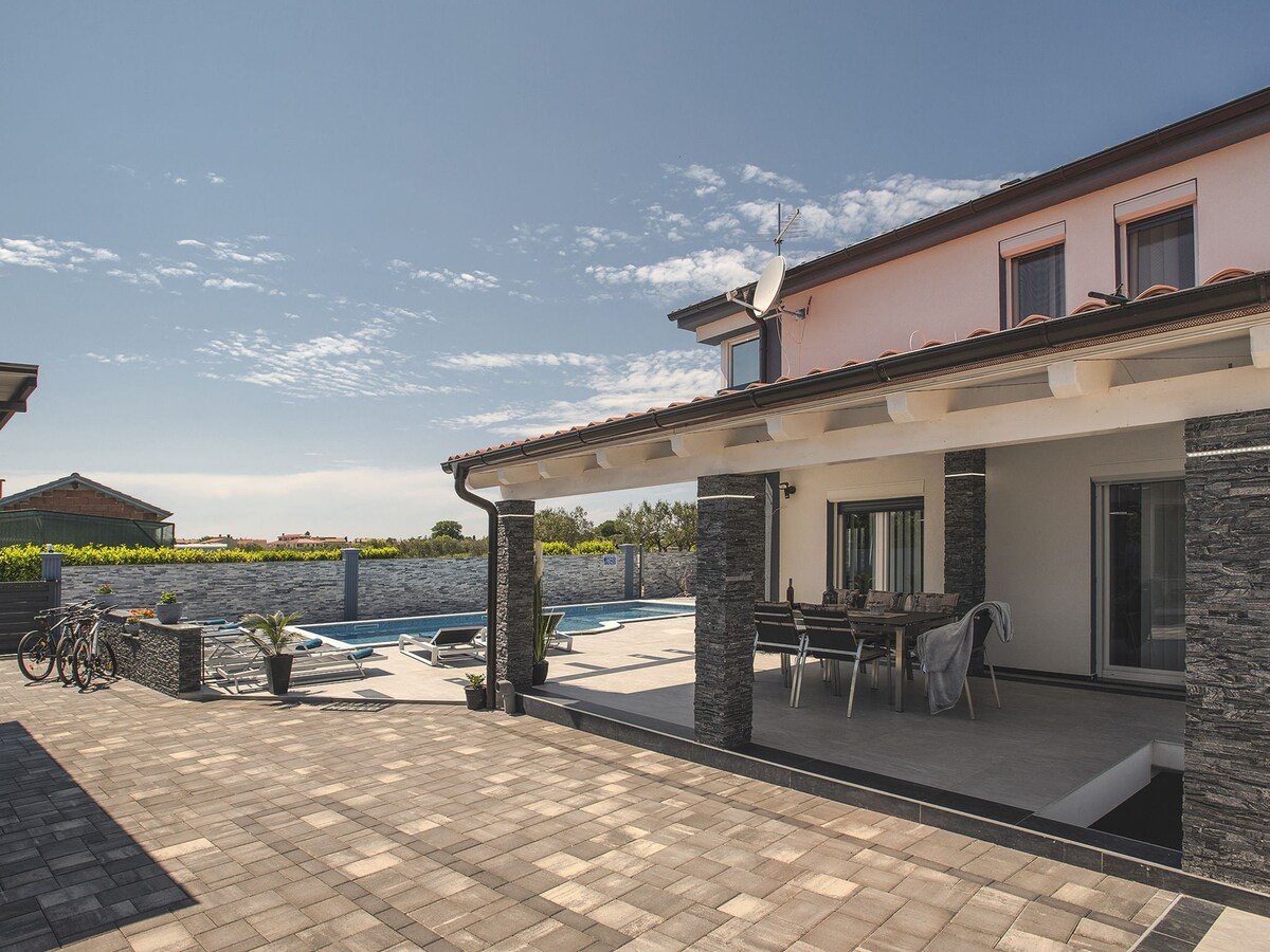 Modern villa in Fažana with private pool