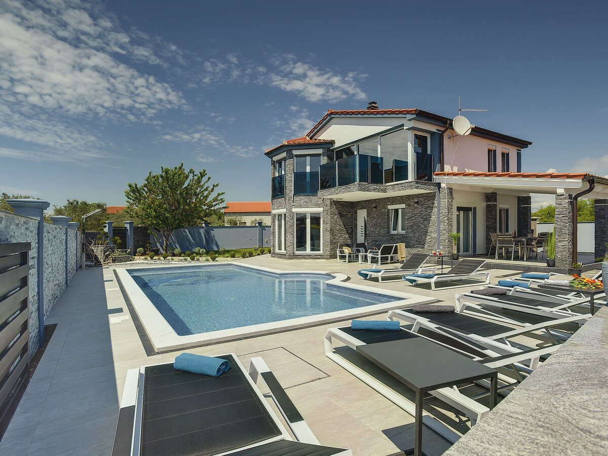 Modern villa in Fažana with private pool