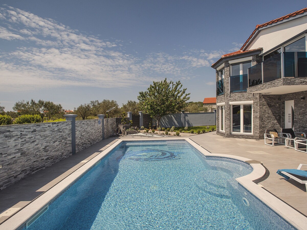 Modern villa in Fažana with private pool