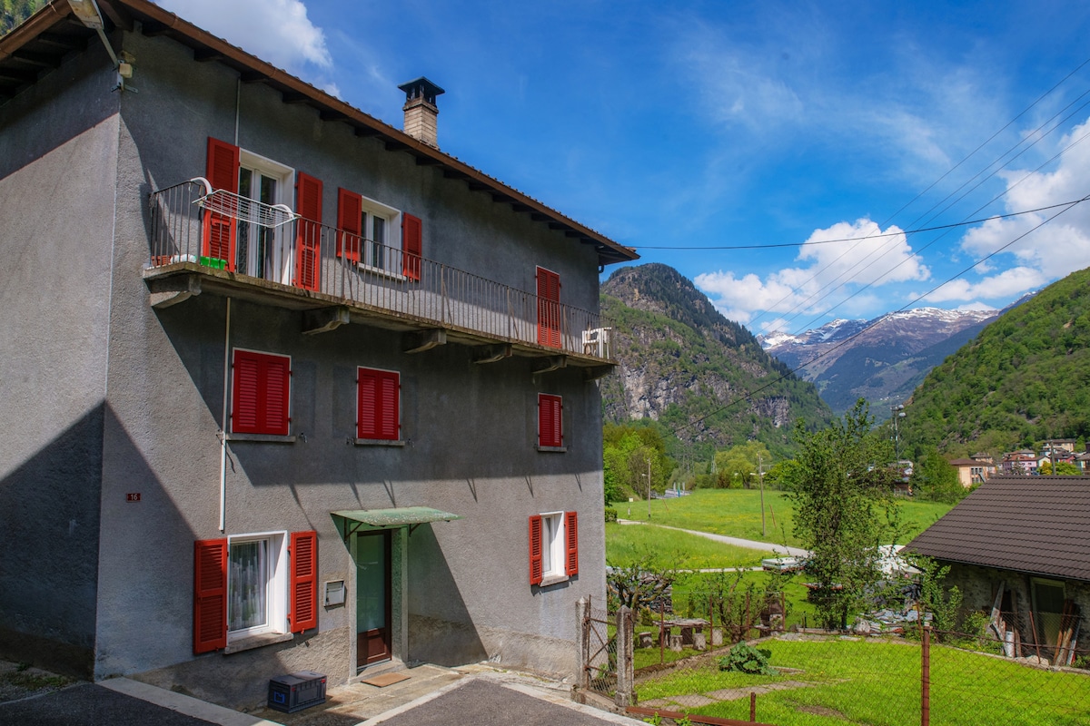 Rustic house in the heart of the Leventina (Stèla)