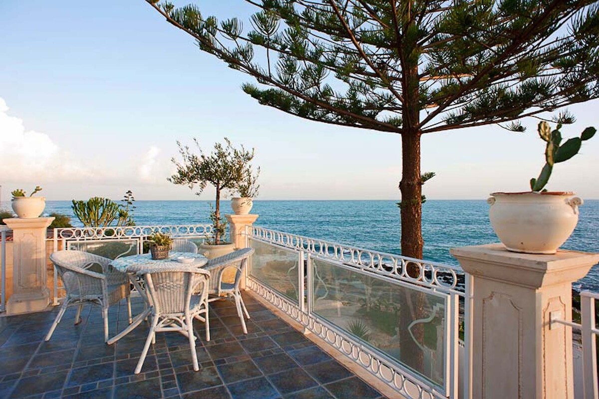 A slice of heaven by the sea - Beahost Rentals