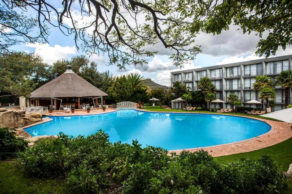 5-Min to Moshoeshoe Int'l Airport: Pool & Shuttle!
