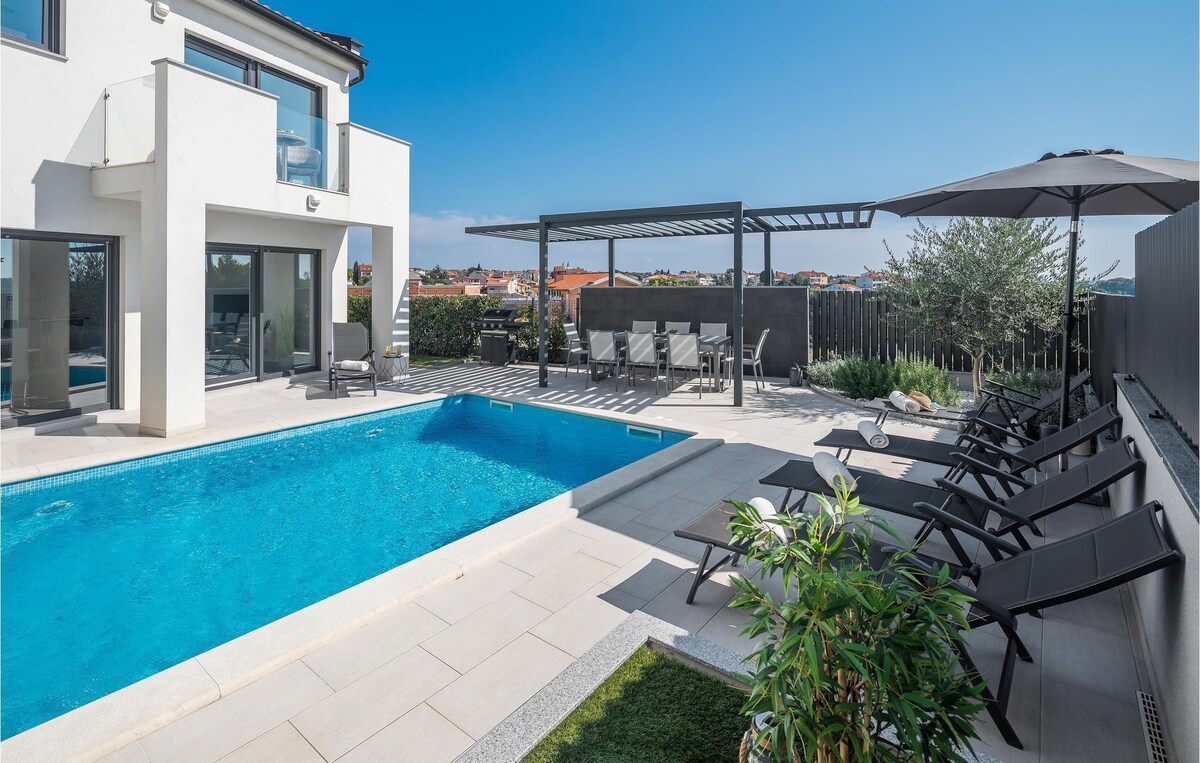 Villa Freya with a private pool in Medulin