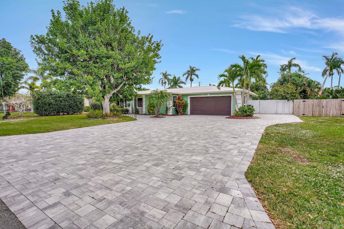Heated Pool Home Close to Historic Ft Myers