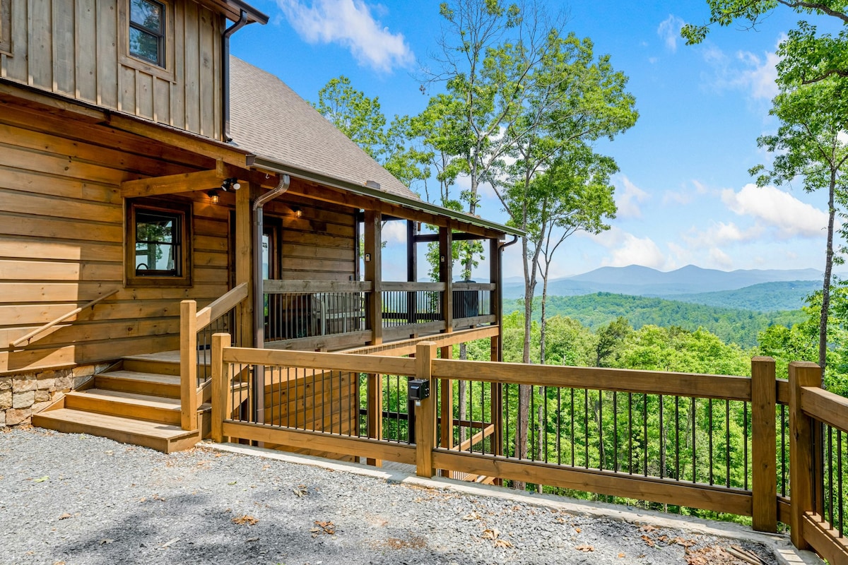 4BR dog friendly, mountain-view cabin with hot tub