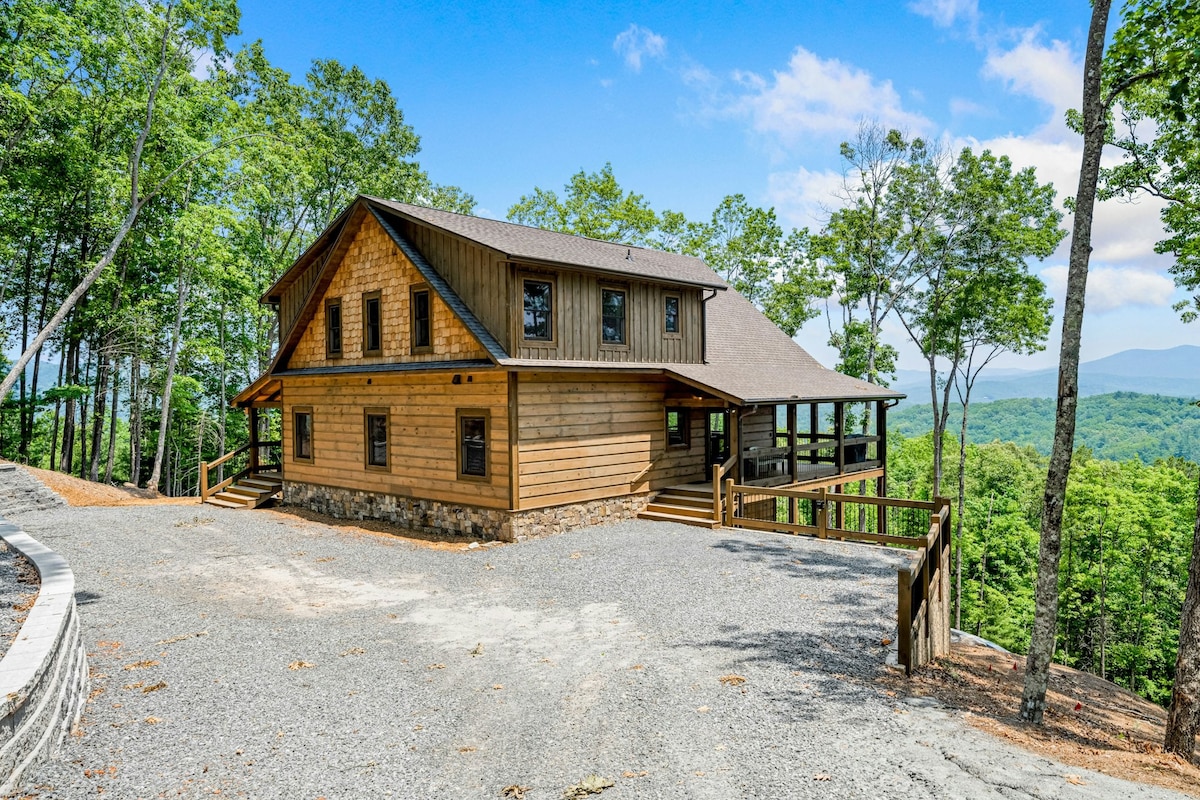 4BR dog friendly, mountain-view cabin with hot tub