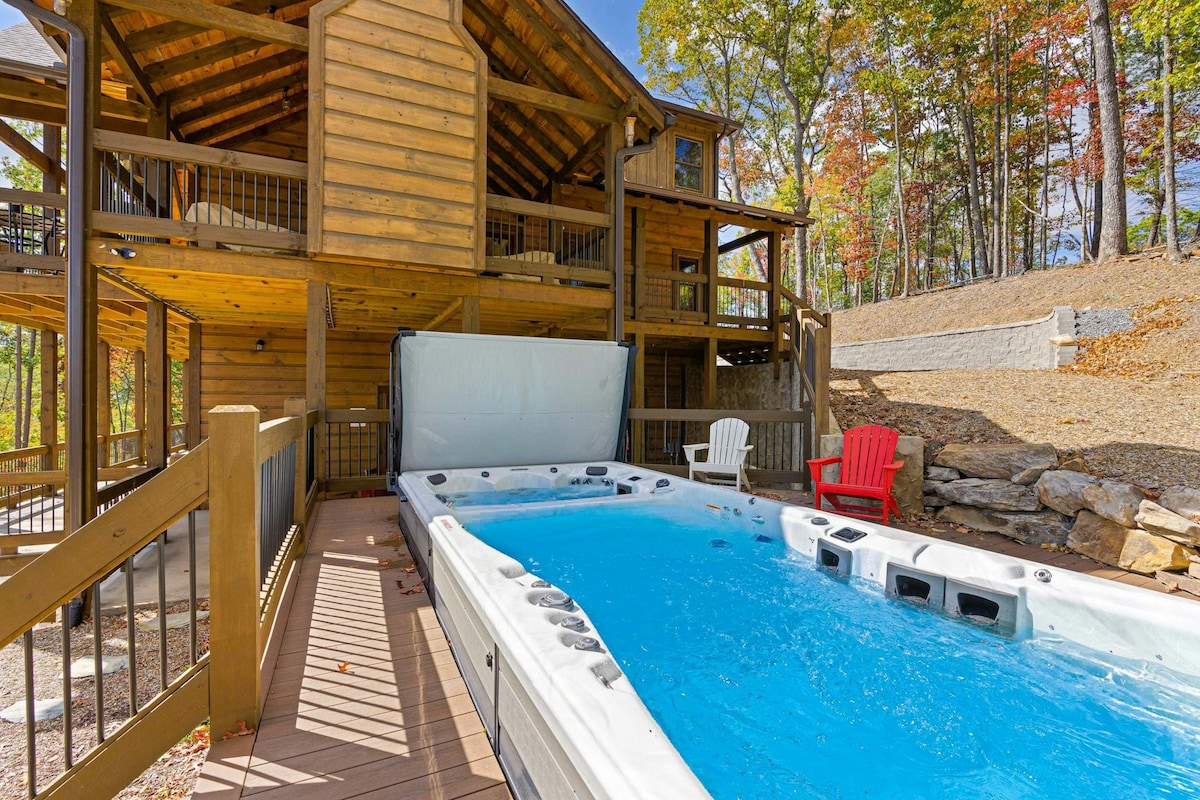 4BR dog friendly, mountain-view cabin with hot tub