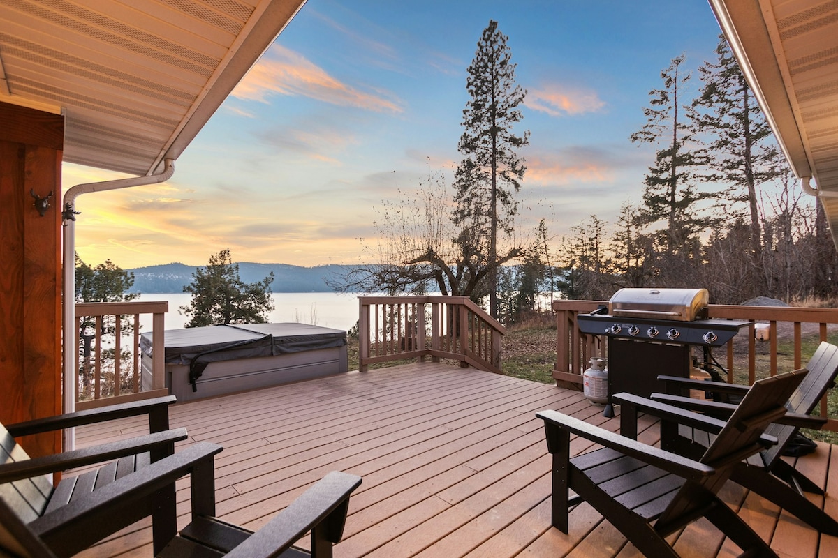 Stunning 3BR Lakefront | Hot Tub | Fireplace