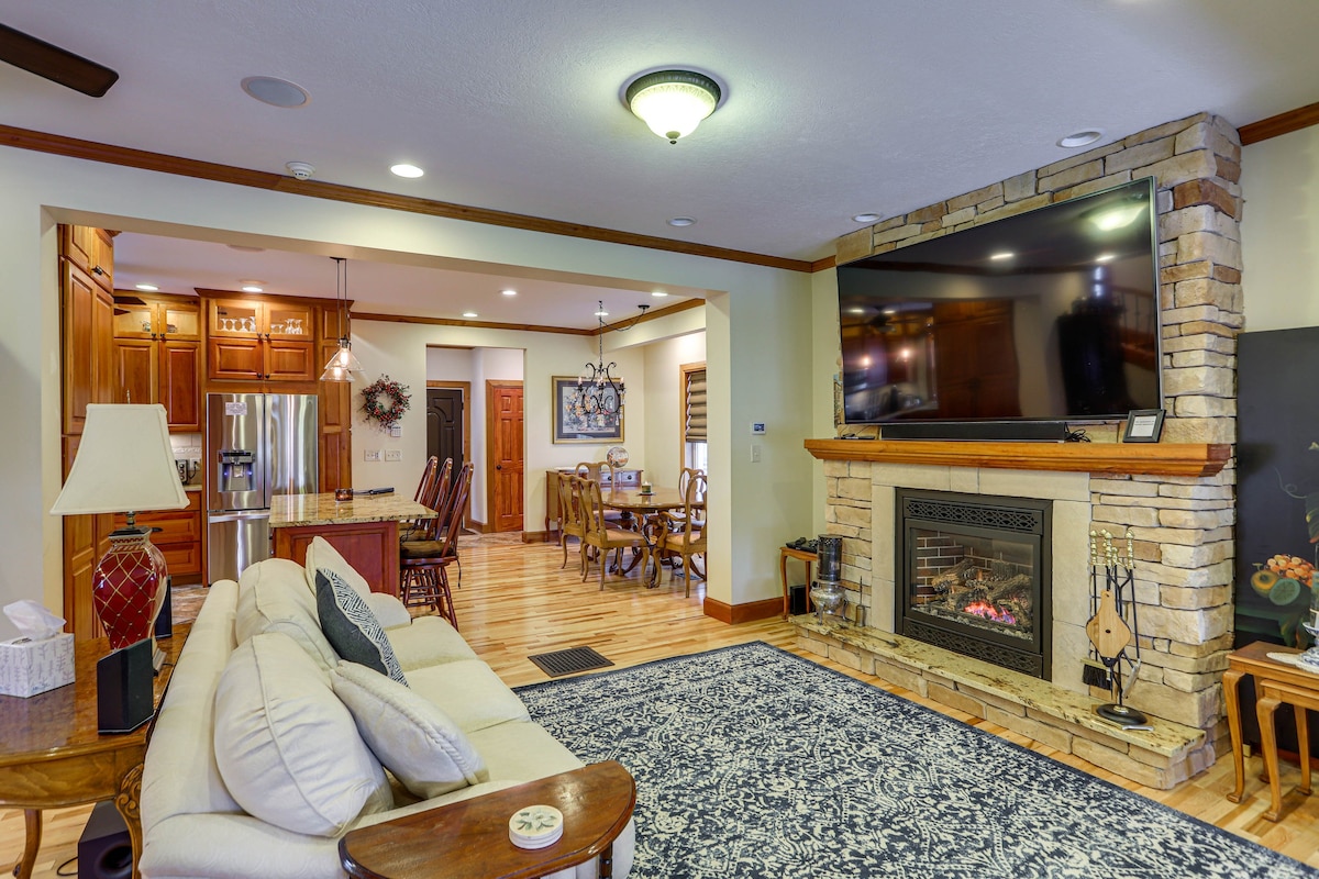 Warm & Cozy Mansfield Home: Deck, Gas Fire Table!