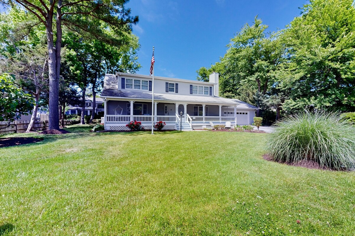 5BR dog-friendly with screened porch & fireplace