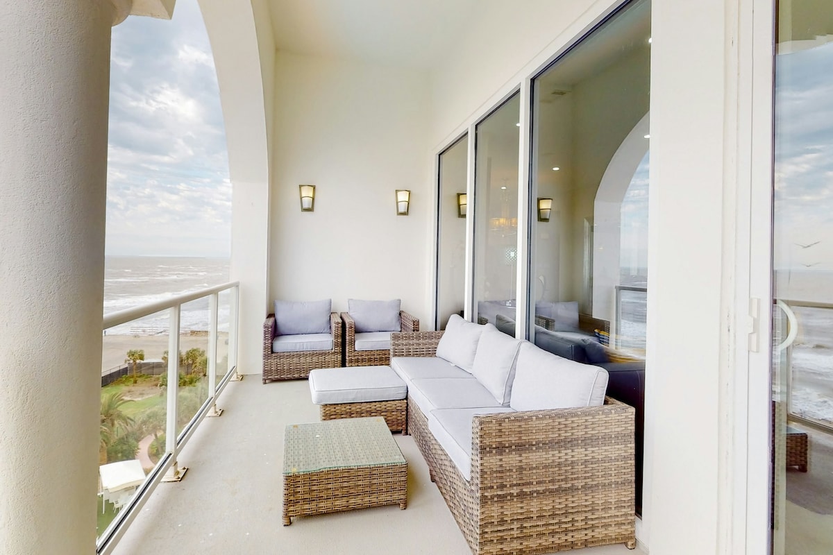 4BR top-floor Gulf-view condo with two pools